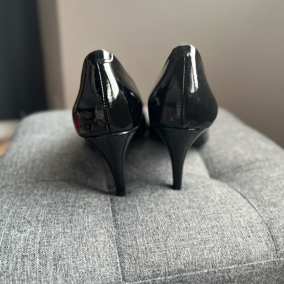 Black Winners Brand shoe, Size 8, small heel, Glossy finish. - Picture 4 of 5